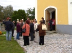 Před kostelem sv. Jiří v Býšti