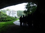 Výhled z ústí jeskyně na skálu Hřebenáč