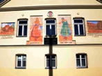 Průčelí holasovické knihovny